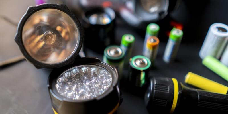 「LED懐中電灯」は充電式と電池式どちらがおすすめか