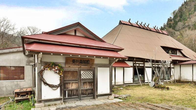 秋田県にある座敷わらしの出る宿「からまつ山荘 東兵衛屋敷」